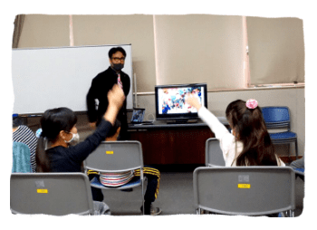 自分の意見を口に出したくて、手を挙げる子どもたち