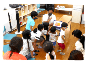 パソコンの画面を食い入るように見る子どもたち