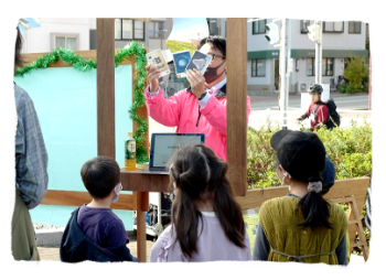 屋外で中村さんのお話を聞いている子どもたち