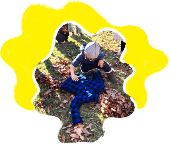 落ち葉を使って人間を作った子供