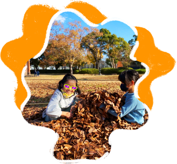 落ち葉で何を作ろうか考えている子どもたち